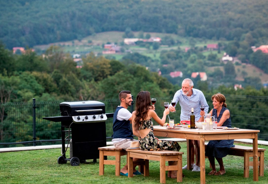 Familia disfruta de una barbacoa en casa rural