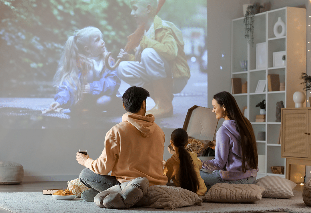 familia viendo cine en casa