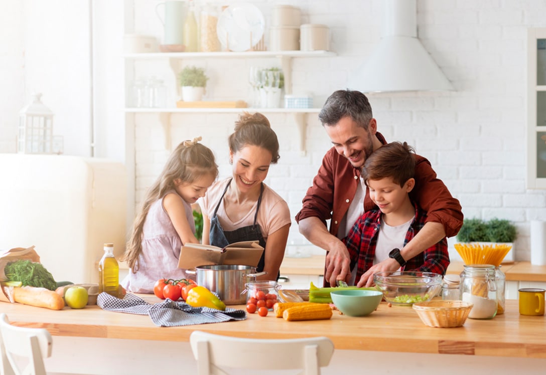 Padres e hijos preparando alimentos sanos