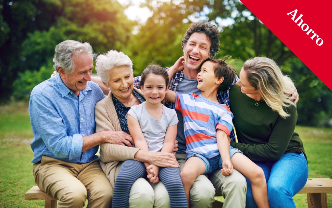 Familia al completo disfruta sentada en un banco al aire libre