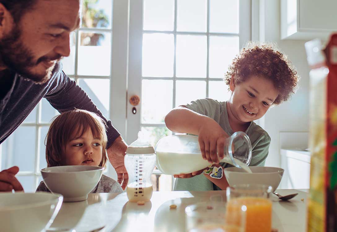 familia desayunando