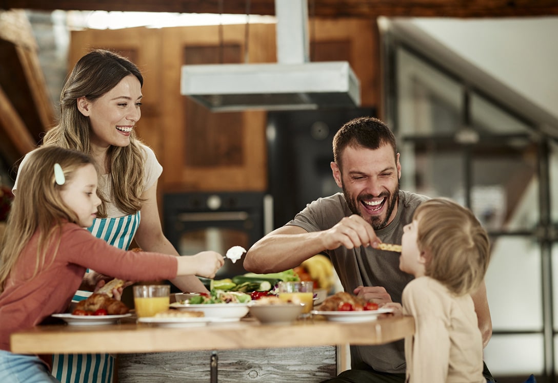 familia desayunando alimentos ultraprocesados