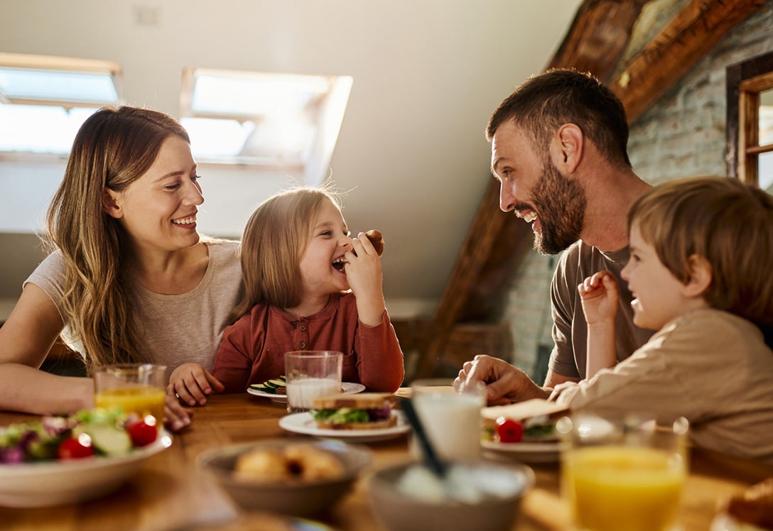 familia desayunando en el hogar