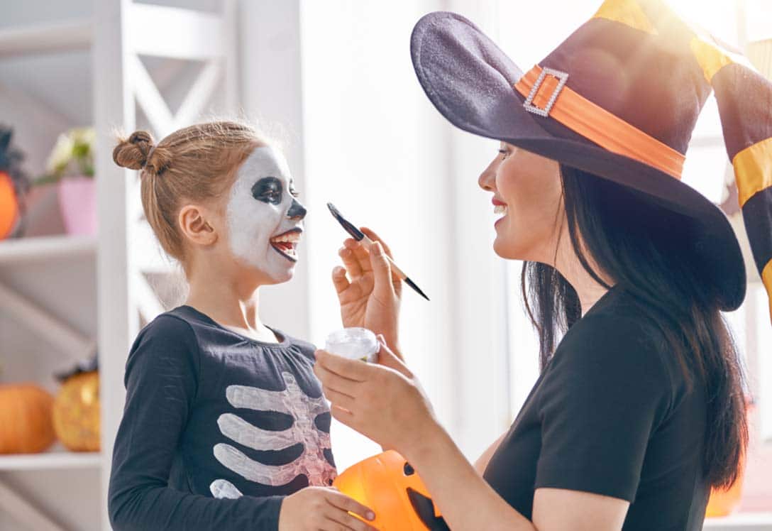 Familia preparándose para Halloween