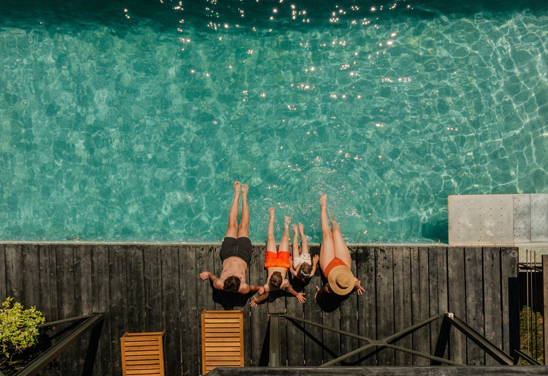 familia junto a la piscina