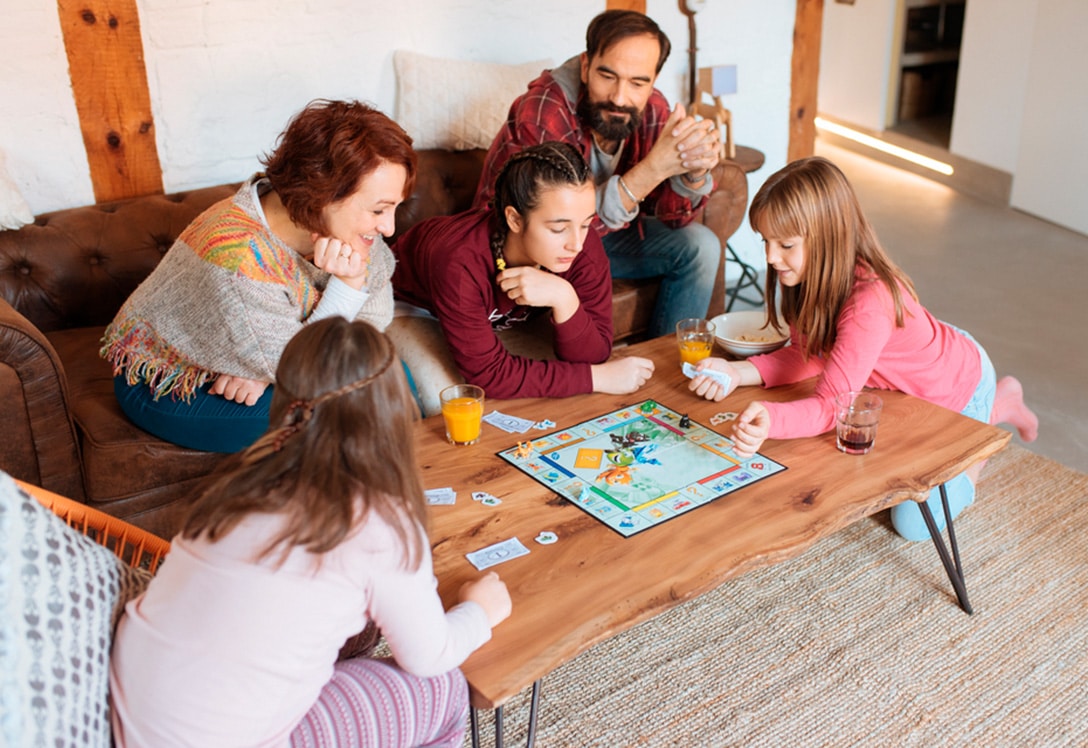 Familia jugando a un juego de mesa