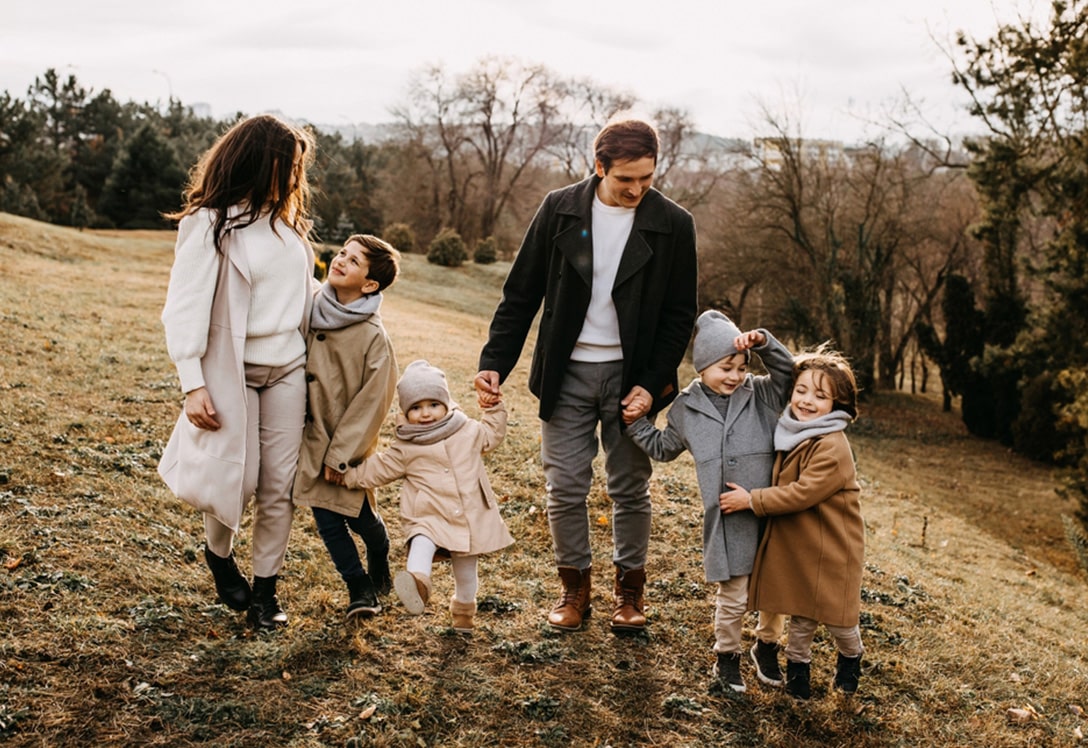 familia numerosa paseando