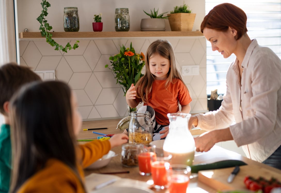 familia numerosa cocinando