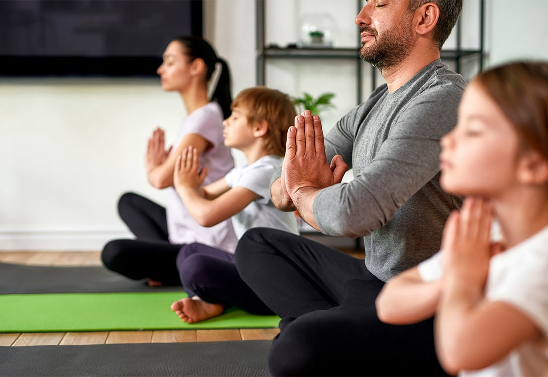 familia-practica-deporte-control-estres-emocional familia practica yoga para control del estres emaocional