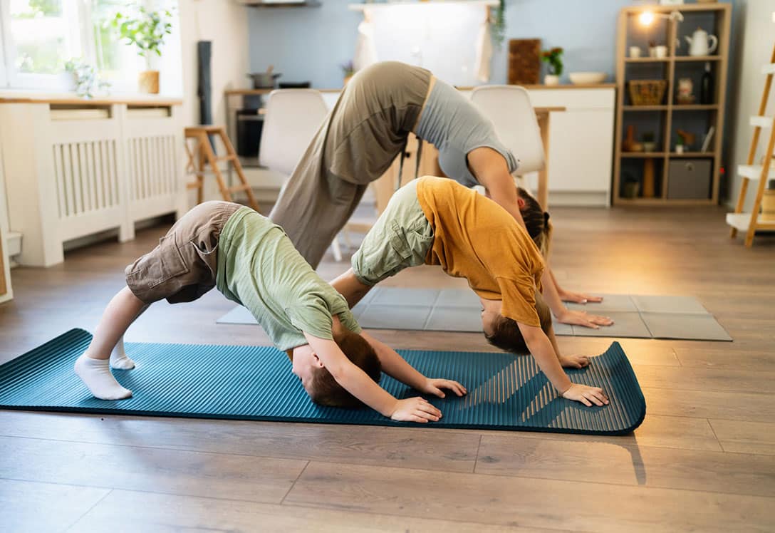 familia practicando yoga en el salón