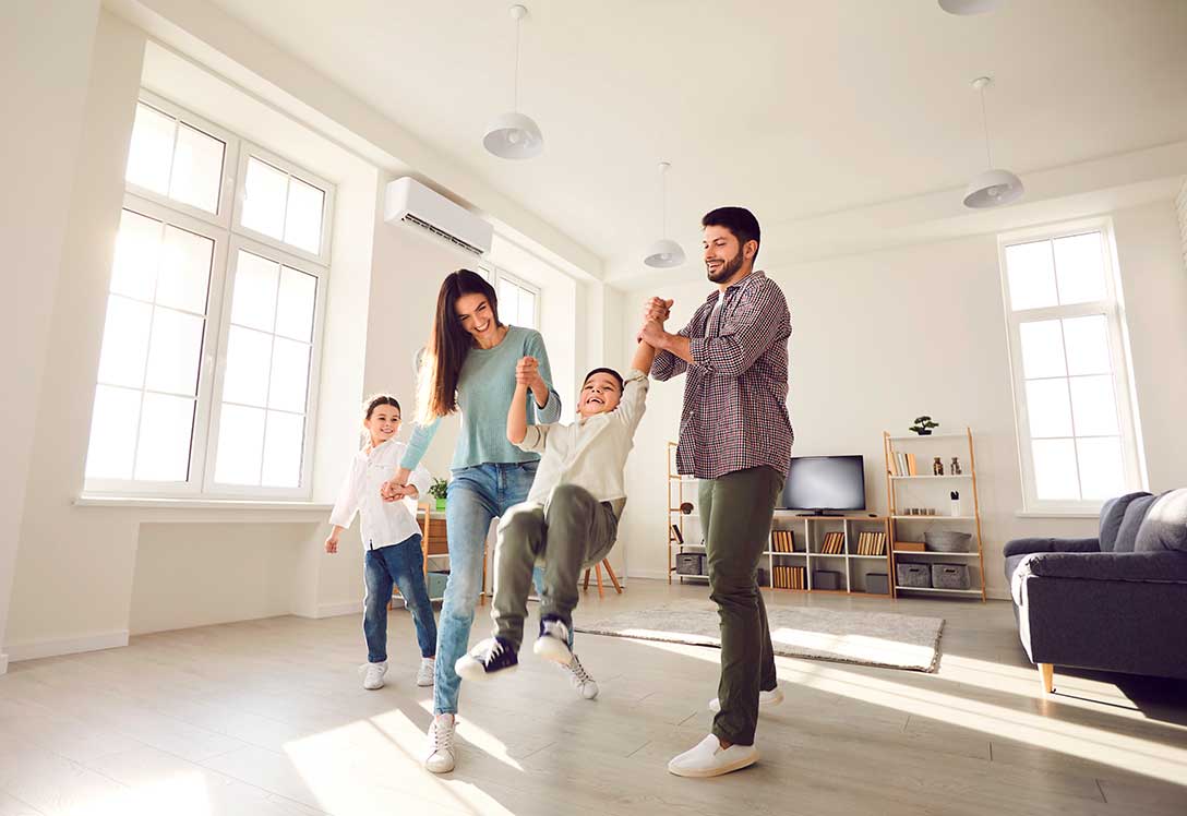 familia feliz por la reducción de arrendamiento en su vivienda