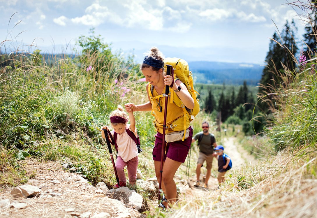 familia en ruta por la naturaleza