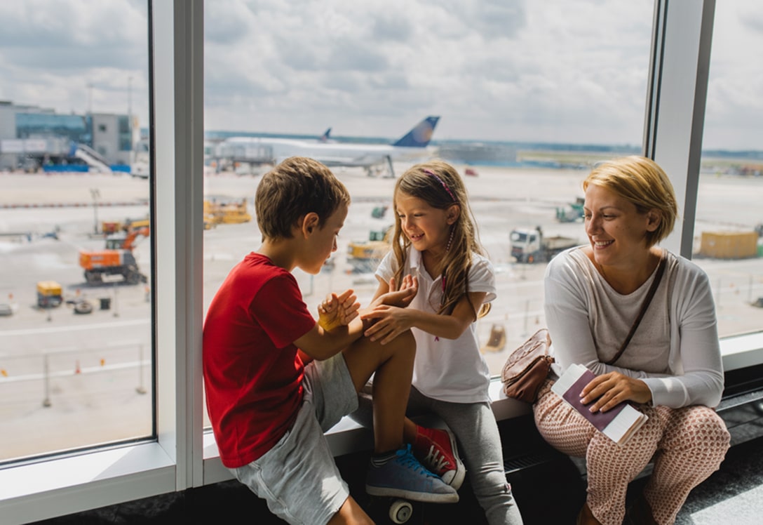 familia-viaje-descuento-vacaciones Familia esperando en el aeropuesto para salir de vacaciones gracias a los descuentos exclusivos de Club Mapfre