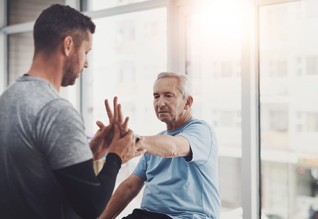 fisio-masaje-terapeutico-senior fisio da un masaje terapéutico a una persona mayor.
