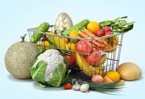 frutas-verduras-carrito-compra mesa de picnic en merendero al atardecer