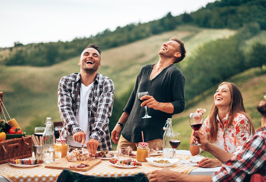 grupo de amigos disfrutando en semana santa
