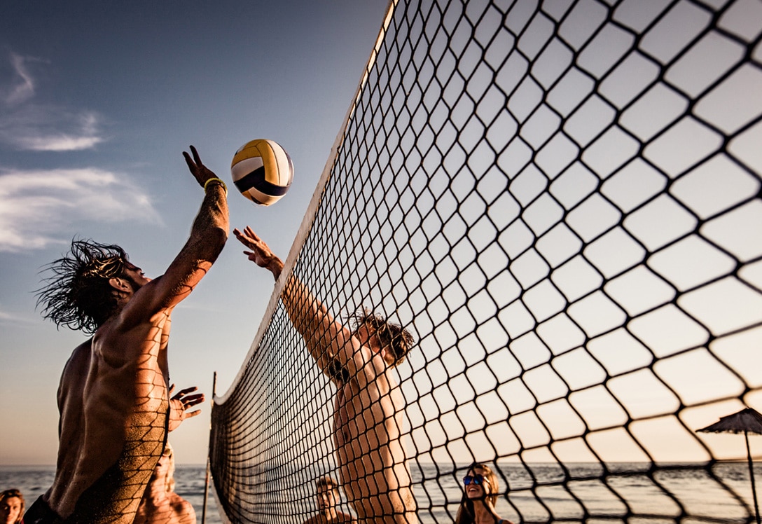 grupo-jovenes-jugando-voley-playa jóvenes jugando al vóley playa