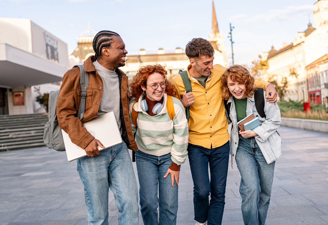 grupo de jóvenes disfrutando de un plan barato