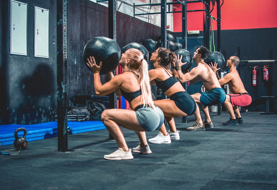 grupo personas practicando crossfit box