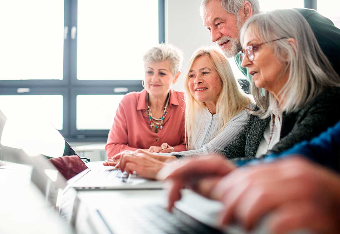 personas mayores aprendiendo competencias digitales