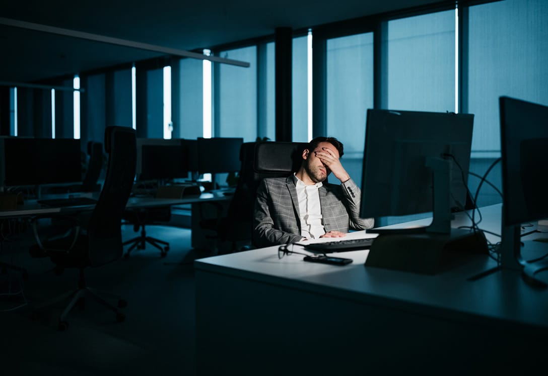 hombre en oficina con síndrome de burnout