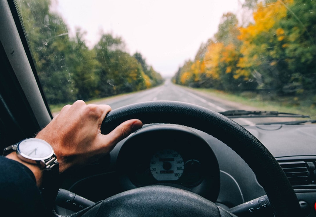 mano de hombre conduciendo coche