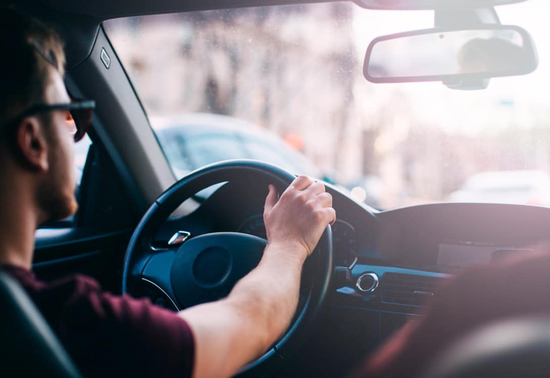 hombre conduciendo coche