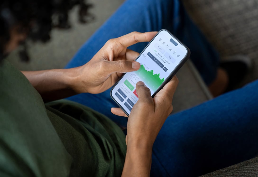 manos consultan app de ahorros en smartphone