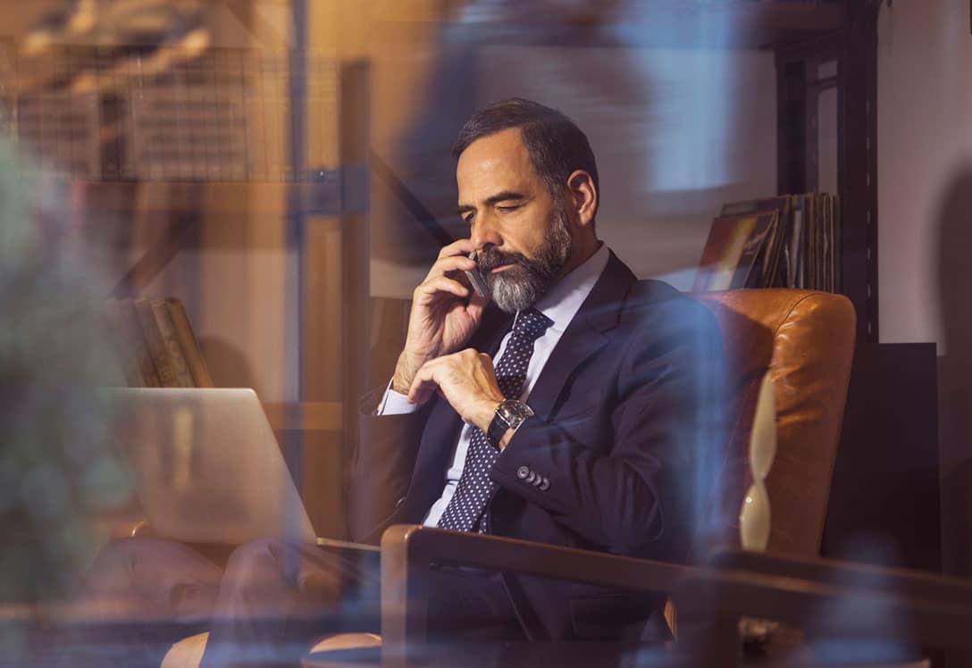 hombre al teléfono conversando sobre la mutualidad laboral