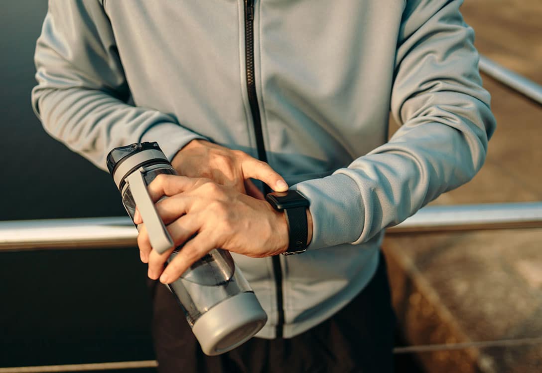 Hombre deportista consultando smartwatch