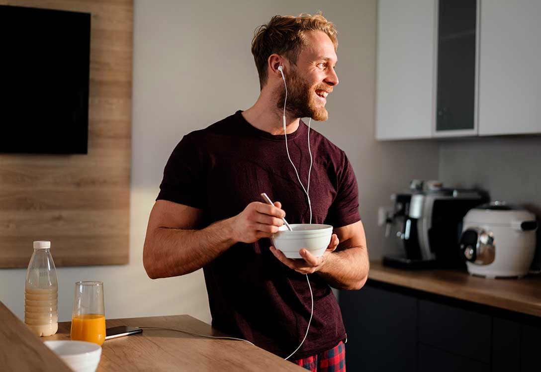 hombre desayunando bebida ergoenergetica