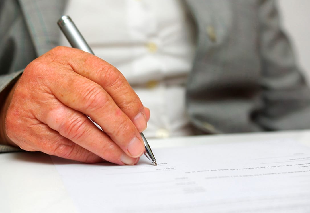 Hombre firmando un documento