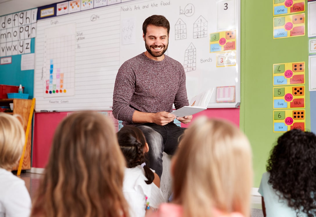 hombre-formacion-ninos profesional imparte una formación para niños