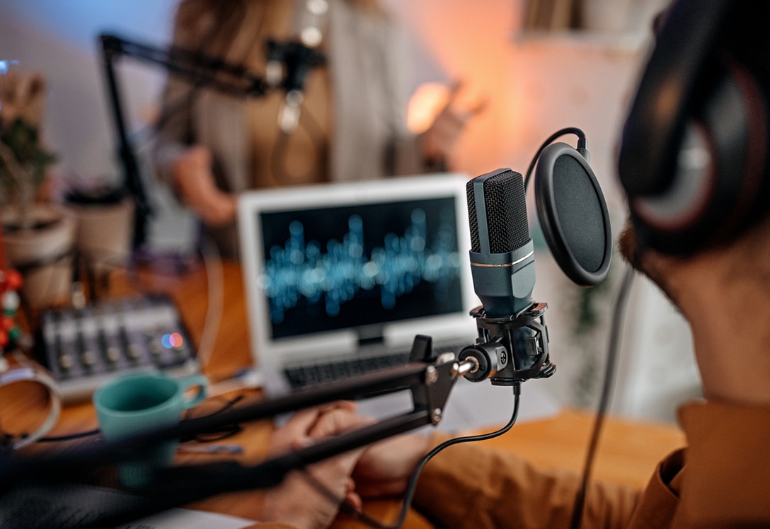 hombre grabando en sala de podcast