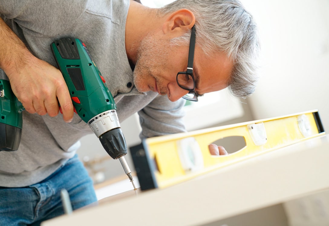 Hombre construyendo una biblioteca en casa