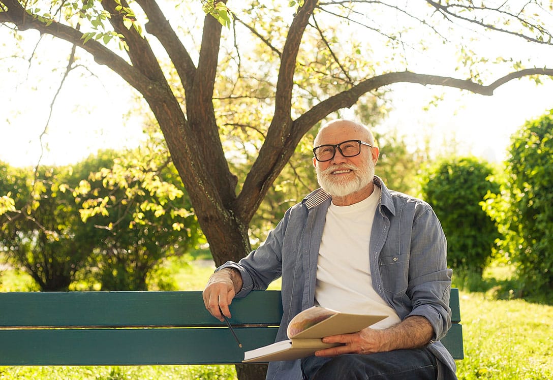 Hombre leyendo al aire libre