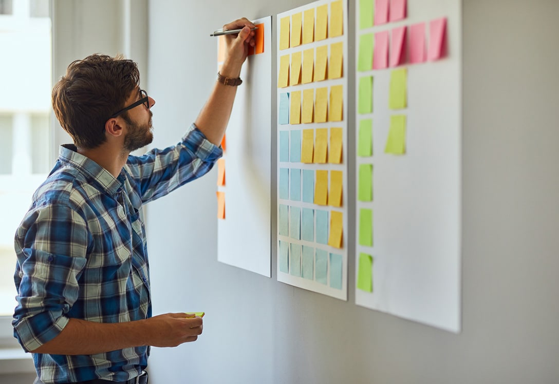 hombre impartiendo mapa de contenidos en una formación