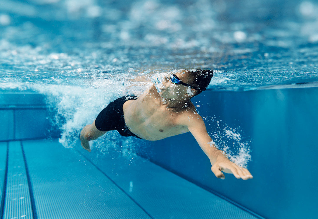 hombre haciendo natación en piscina