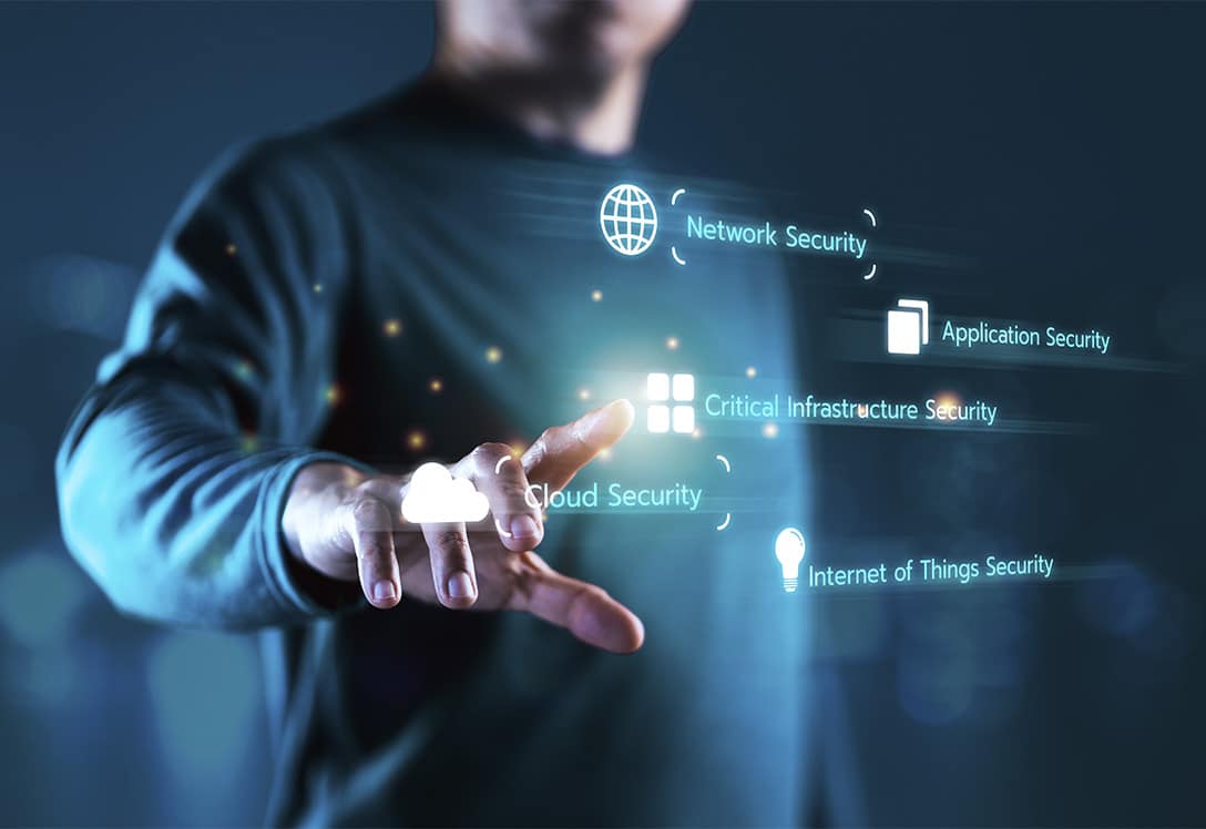 hombre selecciona seguridad de infraestructura