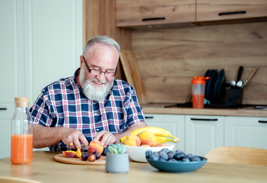 hombre-senior-desayuno hombre mayor desayunado saludable