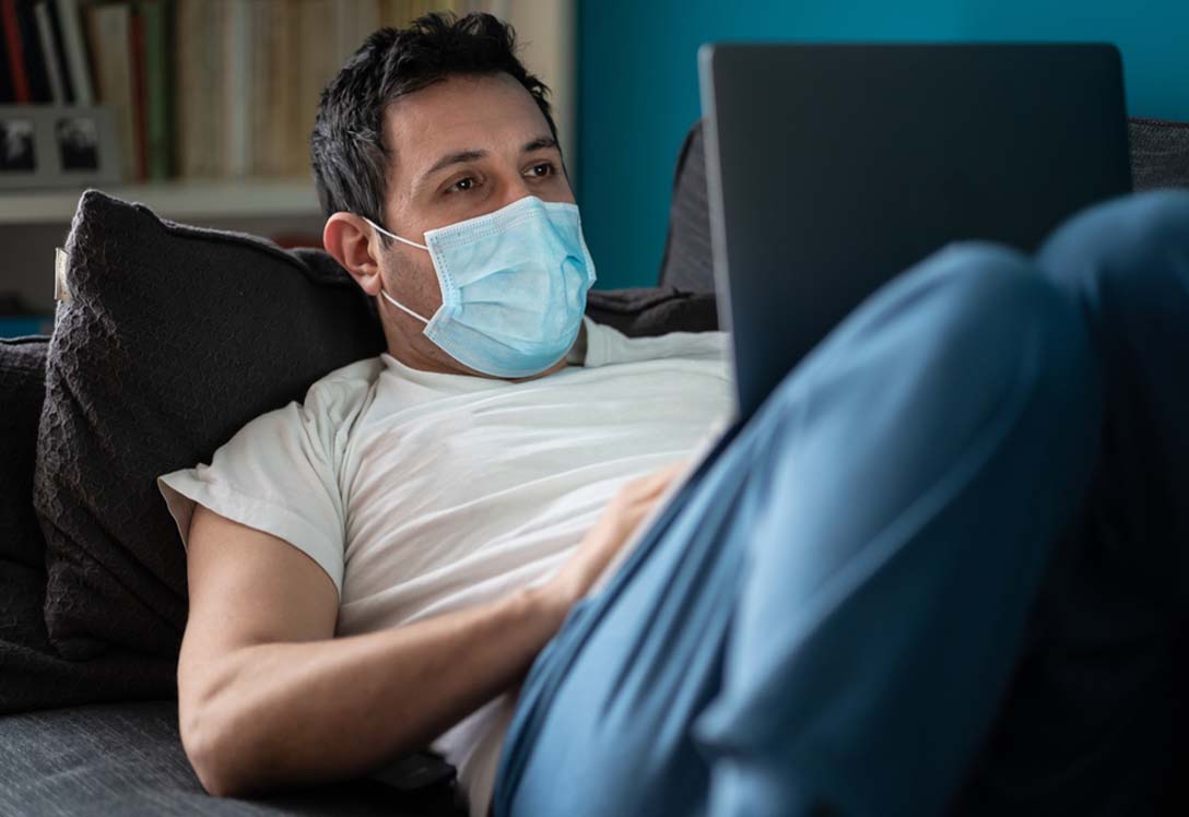 Hombre teletrabajando durante la pandemia COVID'19