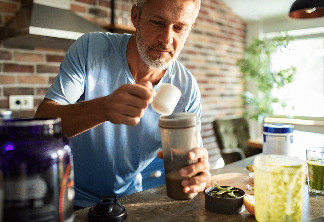 hombre tomando creatina en un batido