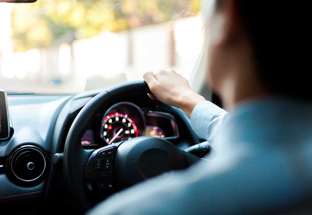 hombre conduciendo vehículo propio