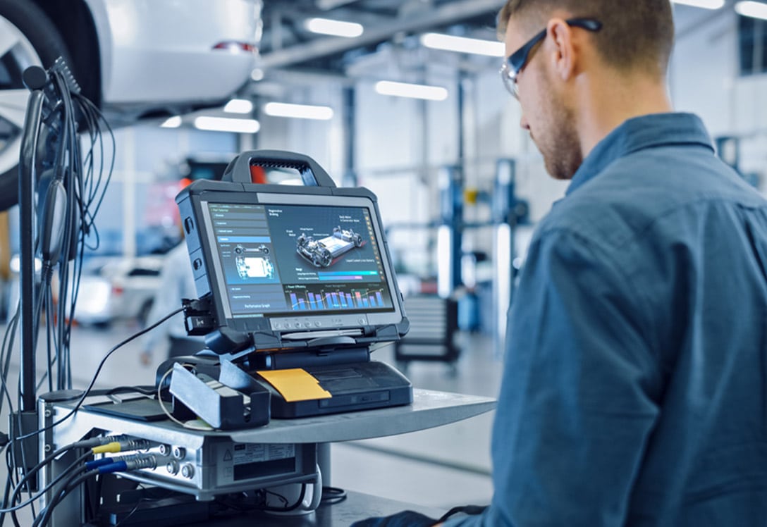 inspeccion-tecnica-vehiculos-comprobacion Técnico comprueba paramétros técnicos en la inspección