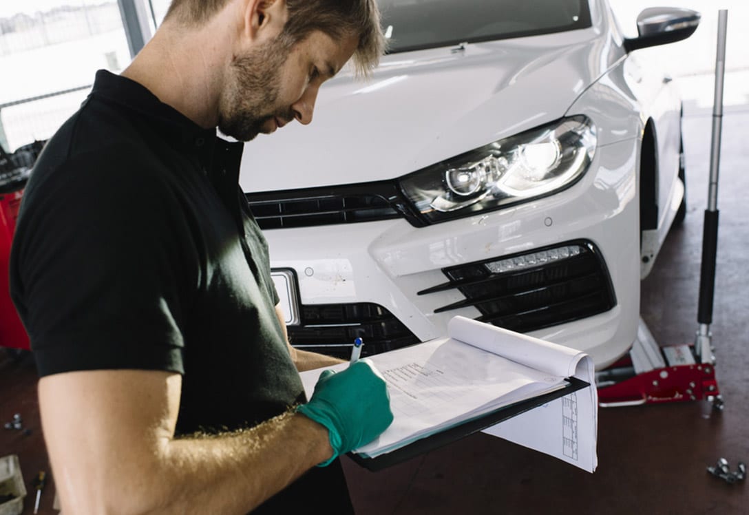 Técnico inspecciona un coche