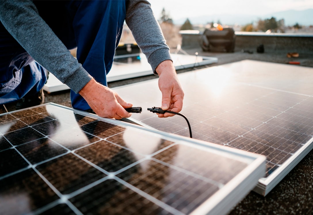 Obreros instalan paneles solares en una casa