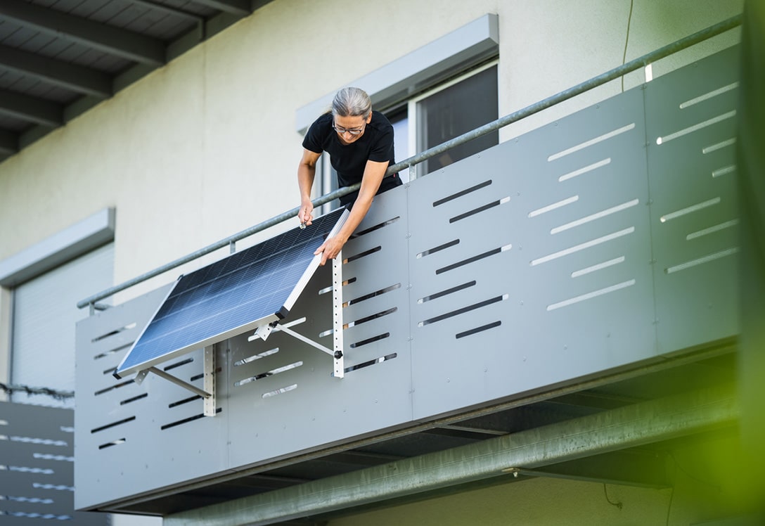 Instalación de placas solares en el balcón