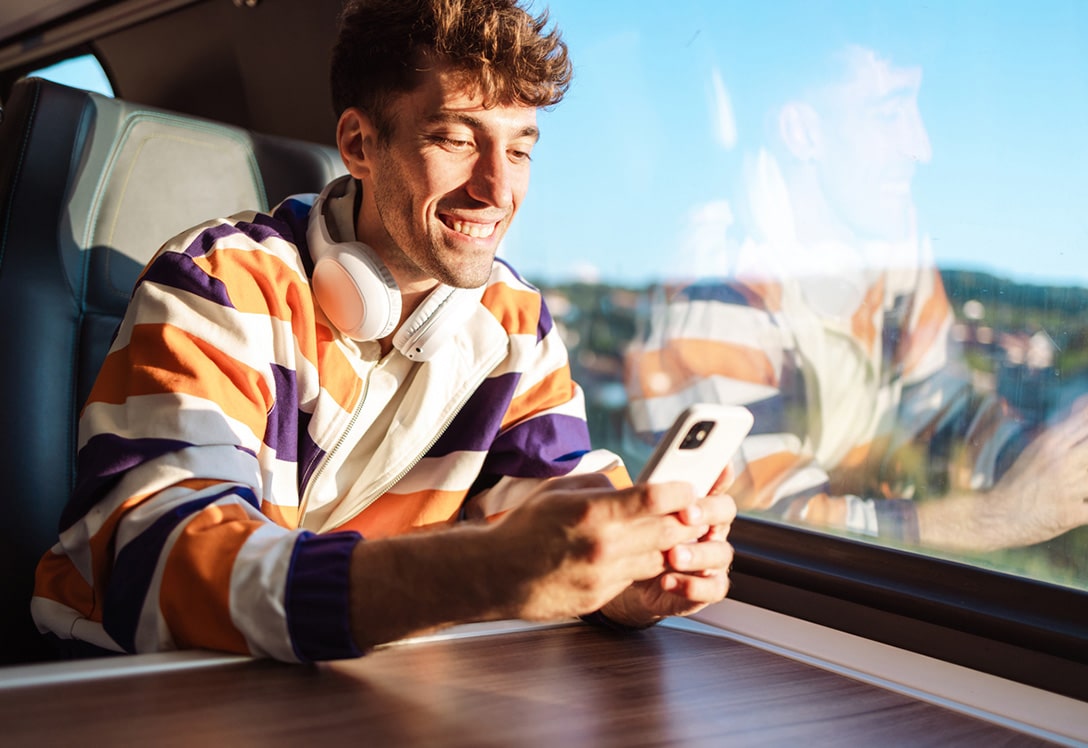 joven viaja con ayudas para el trasporte 2026