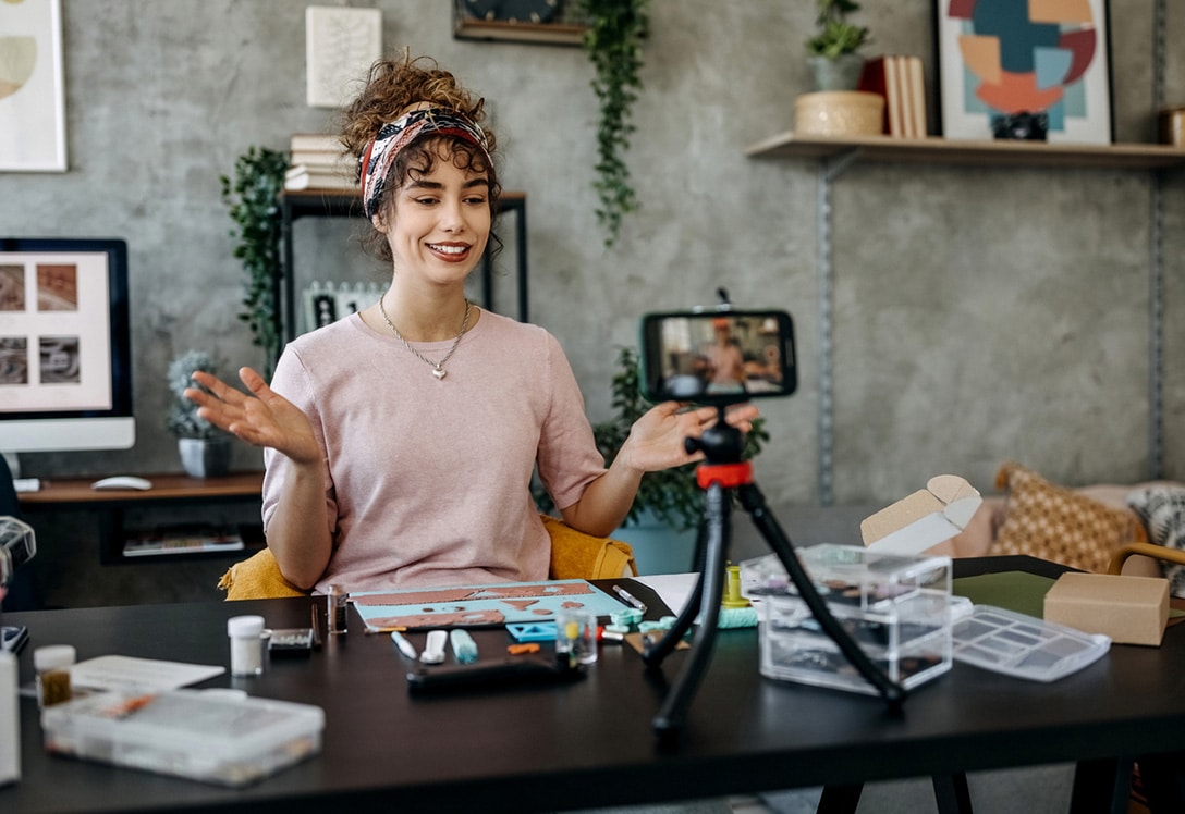 joven creando contenido TikTok