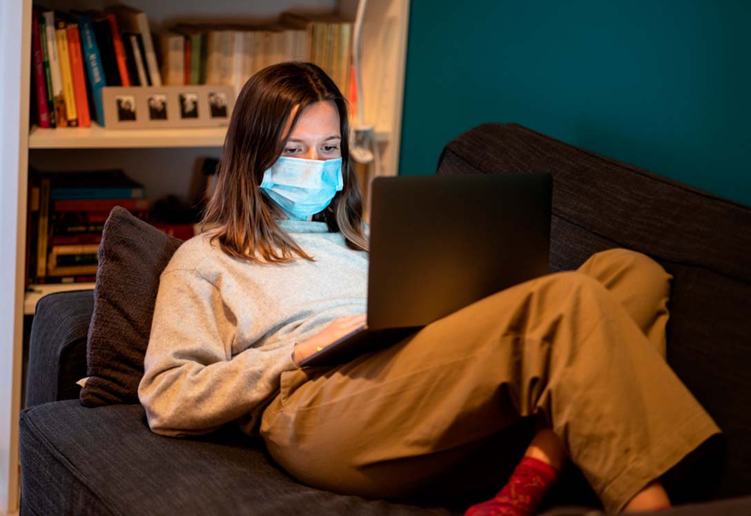 Joven trabajando desde casa